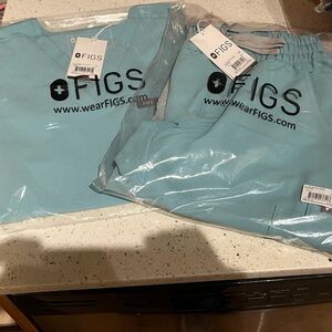 Brand new Figs Uman and Catarina Scrubs XS